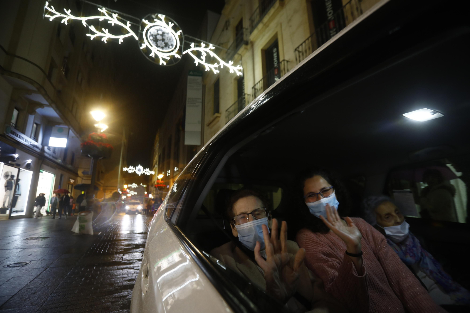 Las imágenes del Paseo de la Ilusión en taxi por Córdoba para mostrar las luces de Navidad a los mayores Las imágenes del Paseo de la Ilusión en taxi por Córdoba para mostrar las luces de Navidad a los mayores
