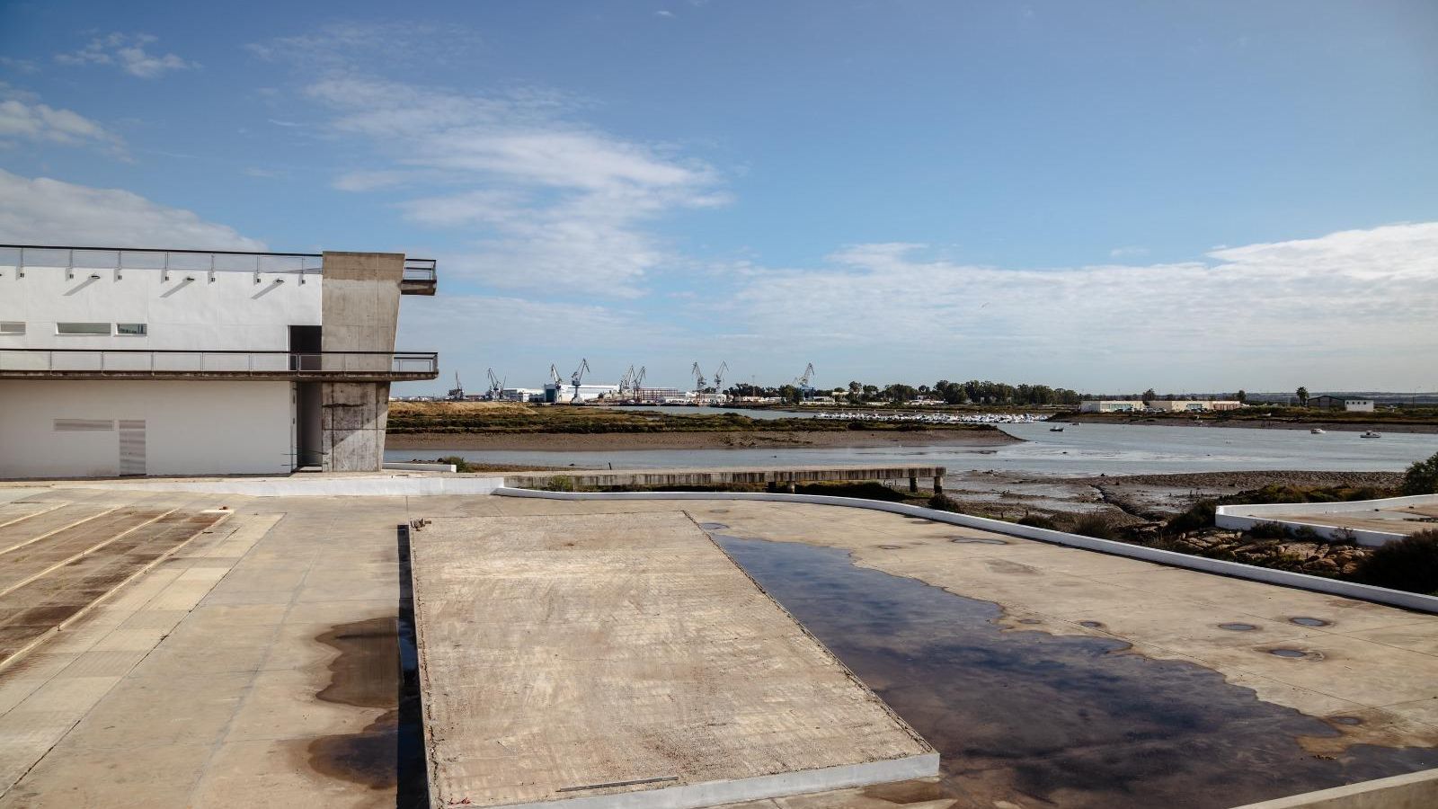 Nuevas instalaciones de Navantia y, al fondo, la factoría isleña. Nuevas instalaciones de Navantia y, al fondo, la factoría isleña.