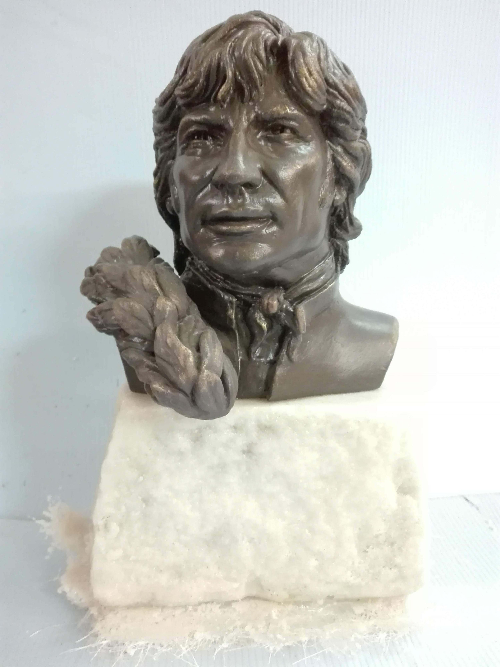 Escultura original de Agustín Estudillo.