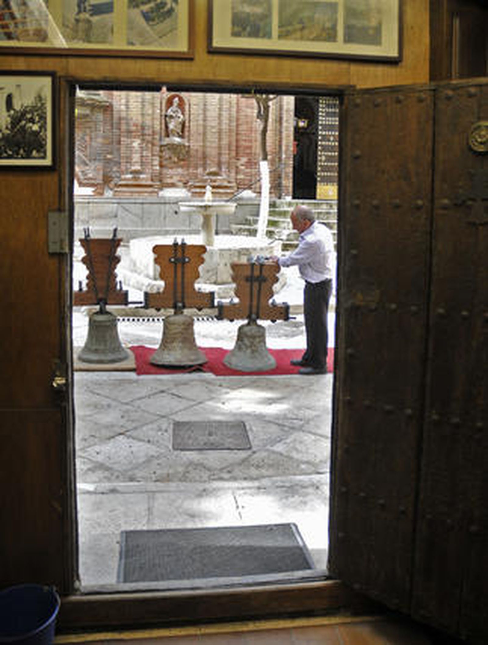 Las cuatro campanas de la espadaña de la basílica vuelven a lucir en todo su esplendor.

Foto: Juan Carlos Vázquez