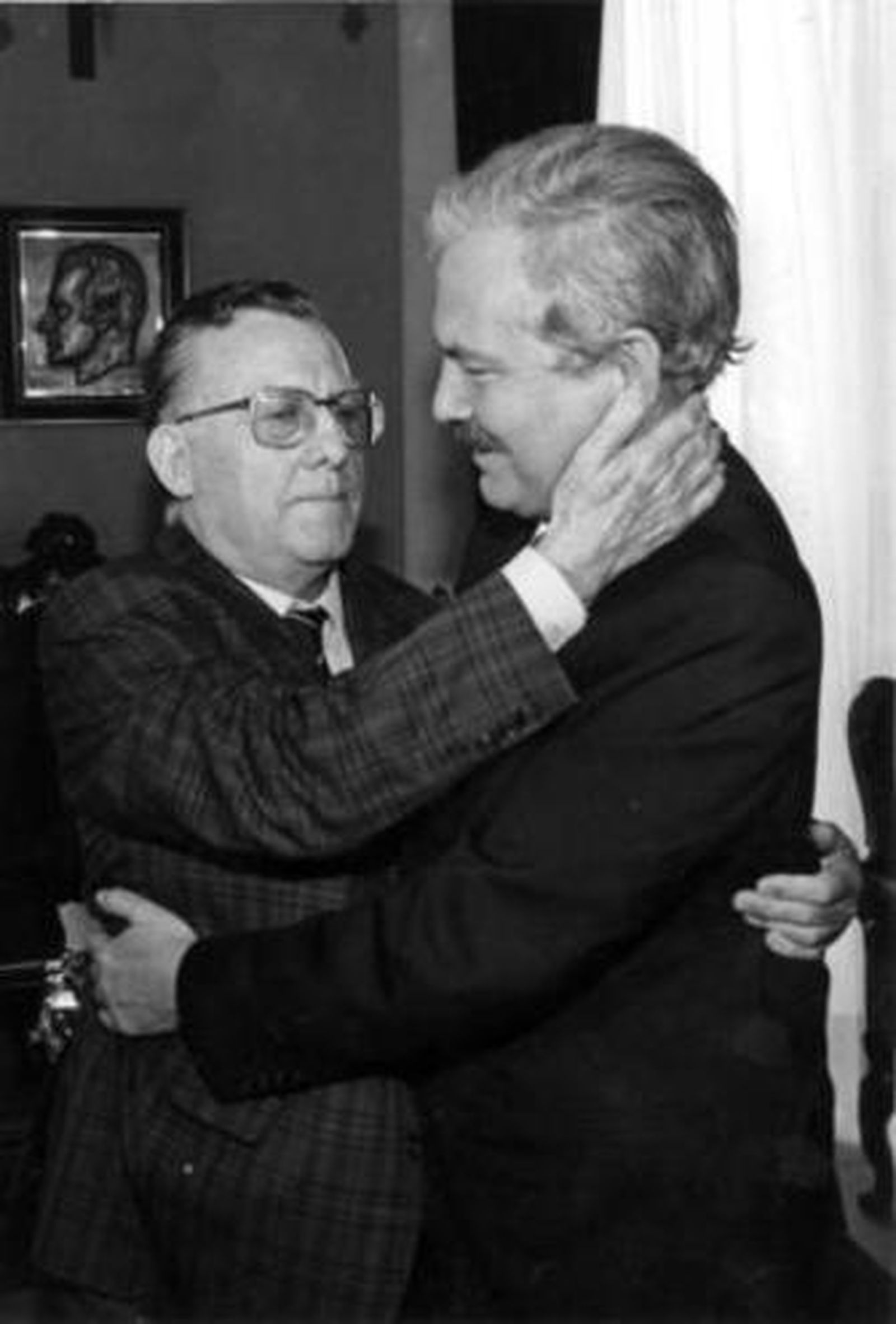 Irigoyen (i) abraza a Carlos Díaz, tras salvar el Ayuntamiento al club.