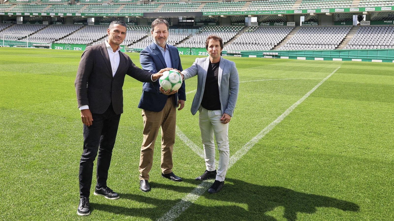 Juanito y Raúl Cámara posan junto a Monterrubio tras renovar su contrato con el Córdoba CF.