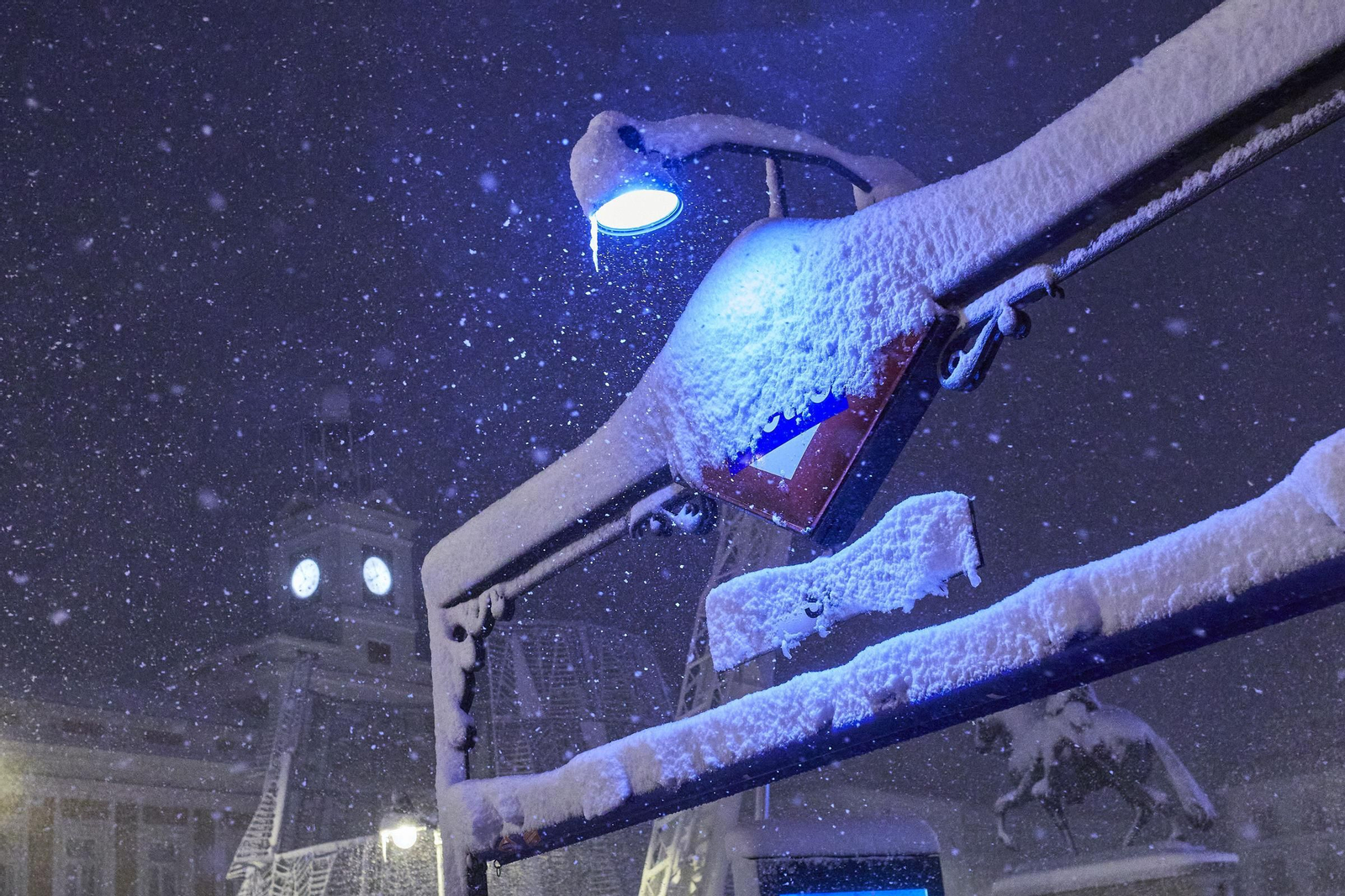 El segundo día del temporal 'Filomena' en imágenes: más nieve y caos