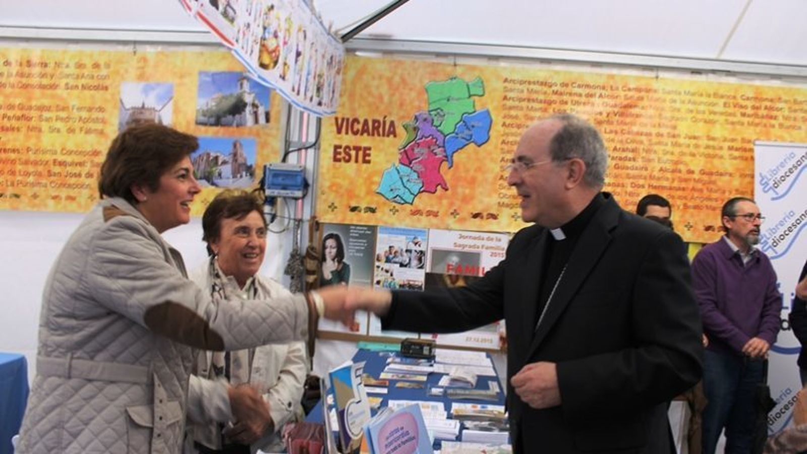 Monseñor Asenjo saluda a dos voluntarias en el pasado encuentro.