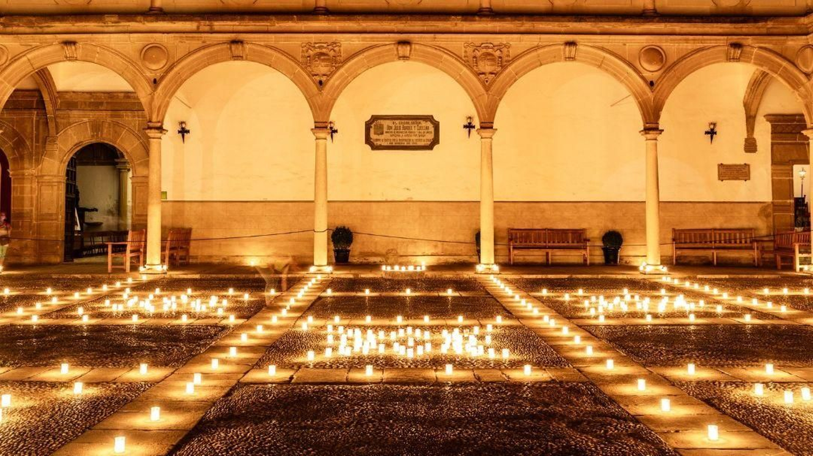 Baeza se ilumina con miles de velas para disfrutar de calles, plazas y monumentos emblemáticos en un ambiente muy especial.