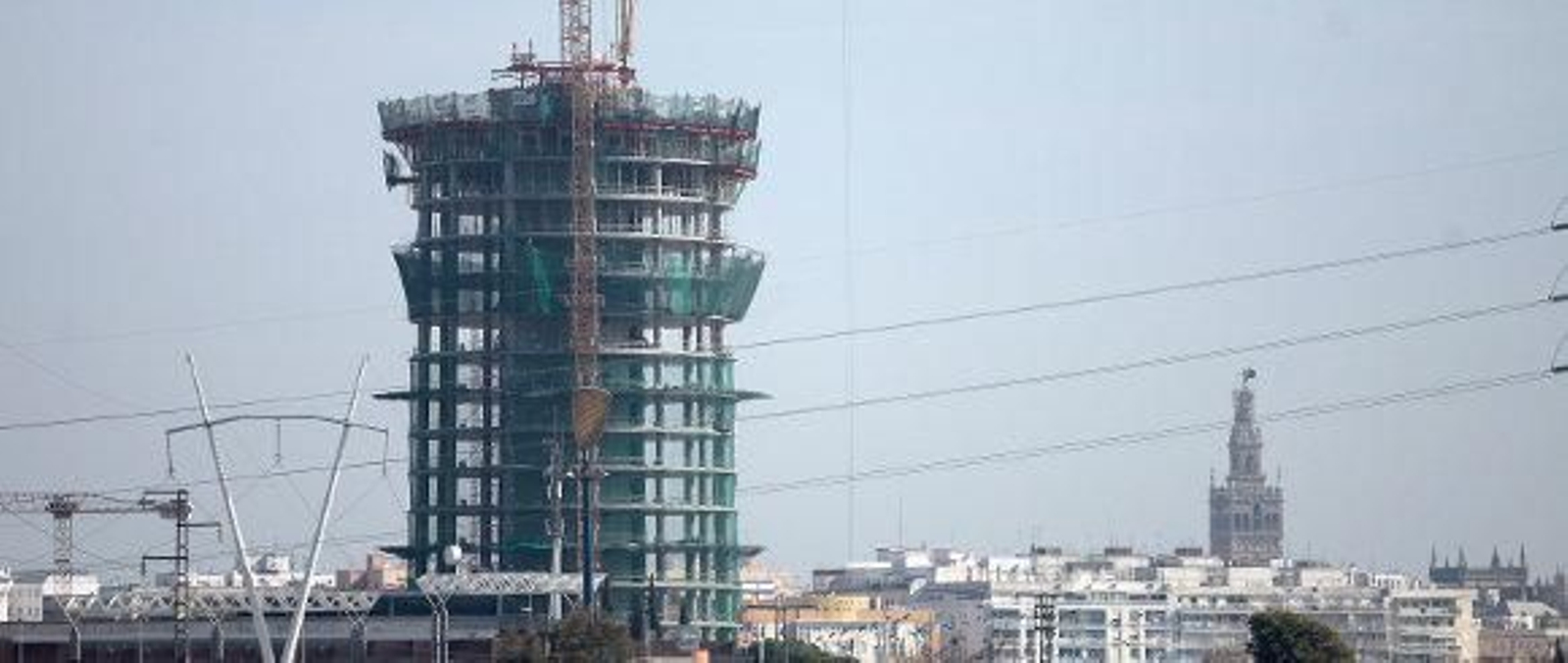 Parar la Torre Cajasol costaría "50.000 euros al día"
