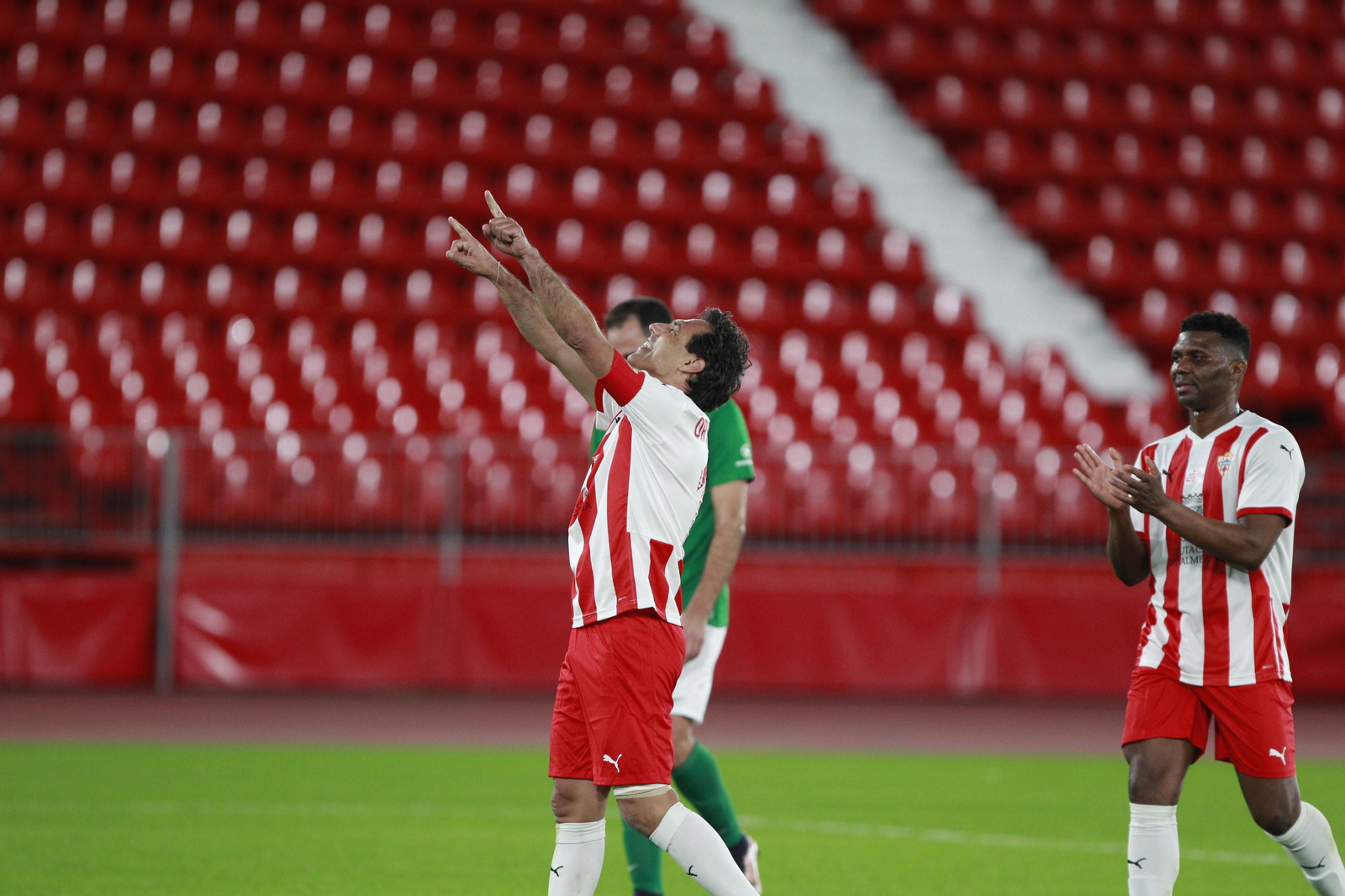 Imágenes del partido homenaje al 'eterno' capitán de la U.D. Almería, José Ortiz