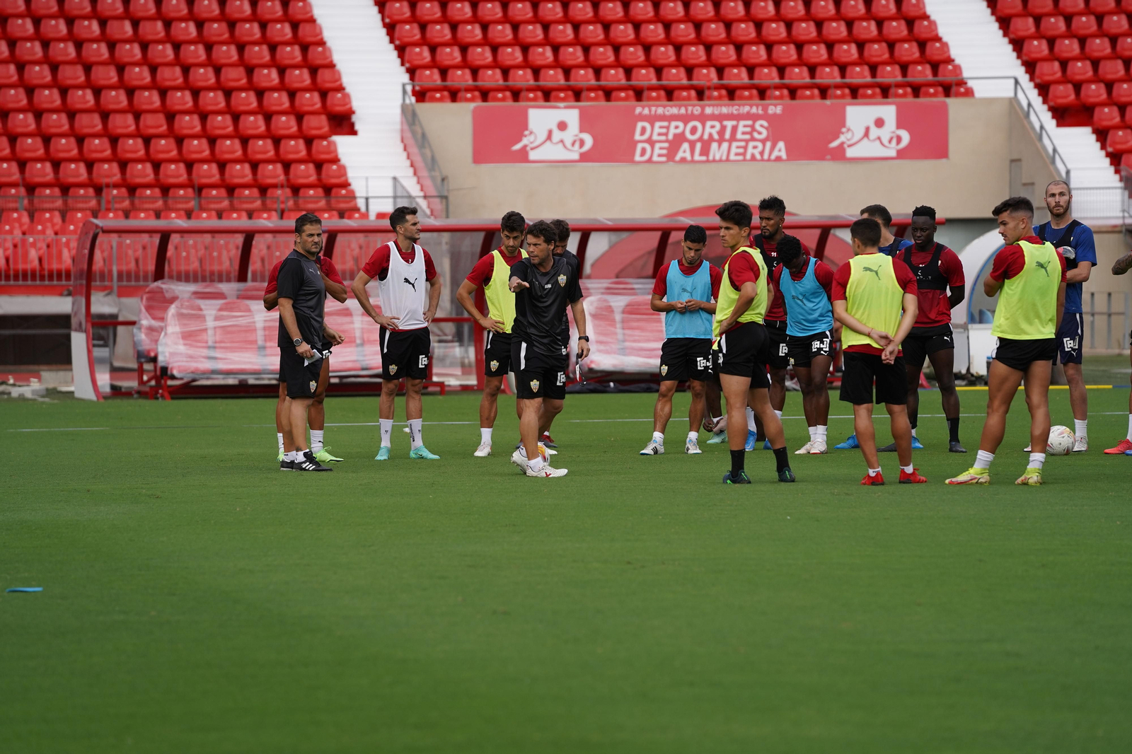 Rubi da instrucciones a sus hombres en una sesión preparatoria