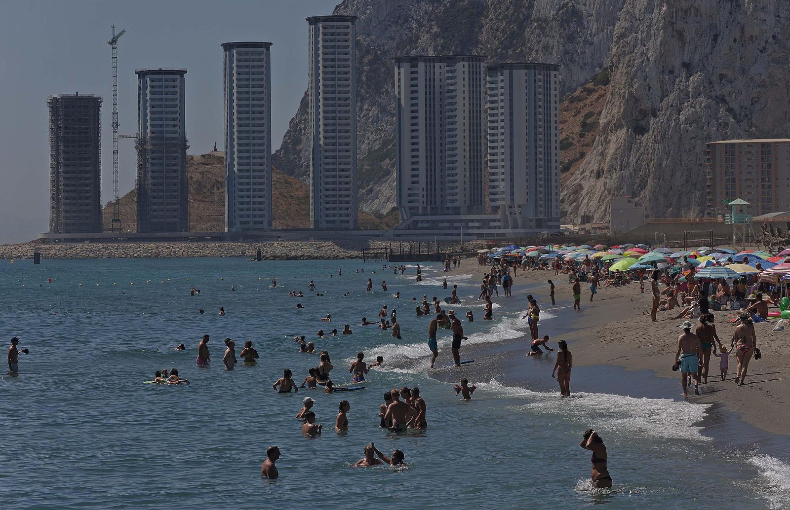 Fotos del domingo en la playa de Levante de La Línea