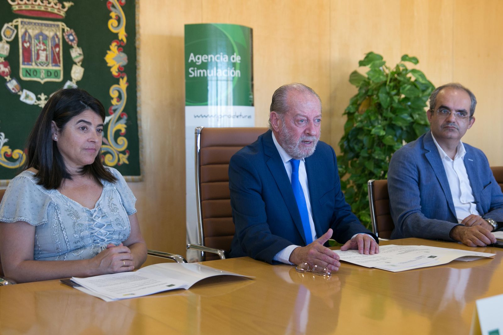 El presidente de la Diputación durante la firma de convenios de Simulación de Empresas el pasado mes de octubre.