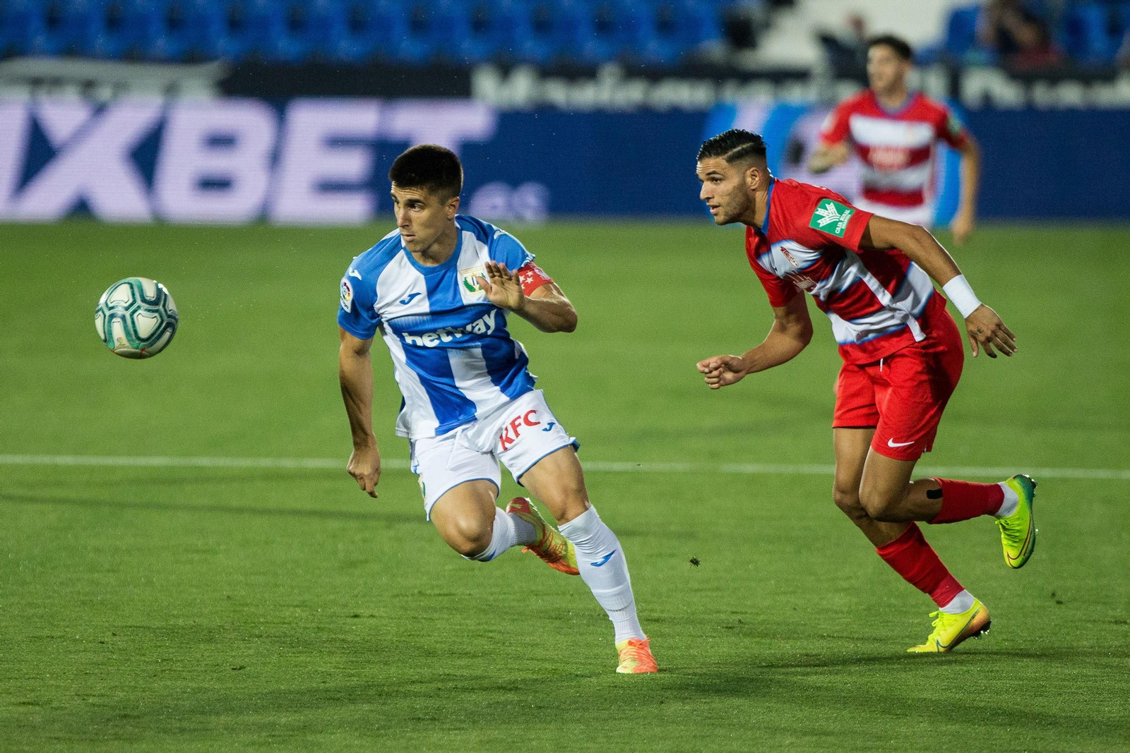 Antoñín presiona a Bustinza durante una acción del primer tiempo