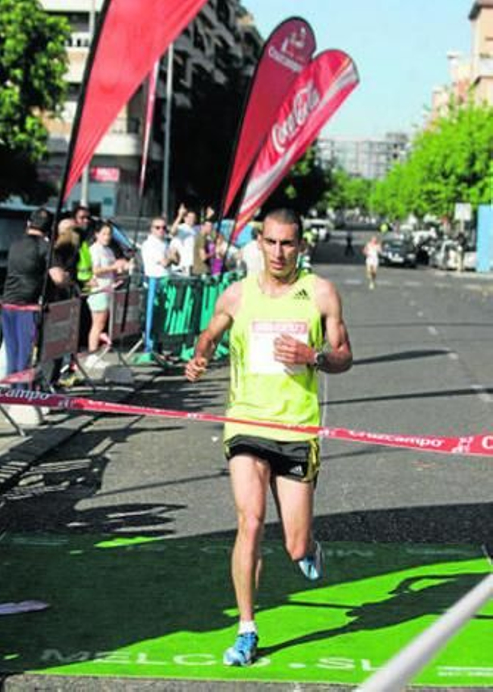 Mataoui cruza la meta como ganador de Los Califas.