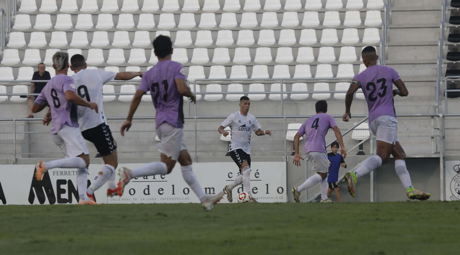 Las fotos del Balona - Estepona de pretemporada en el Ciudad de La Línea (1-1)