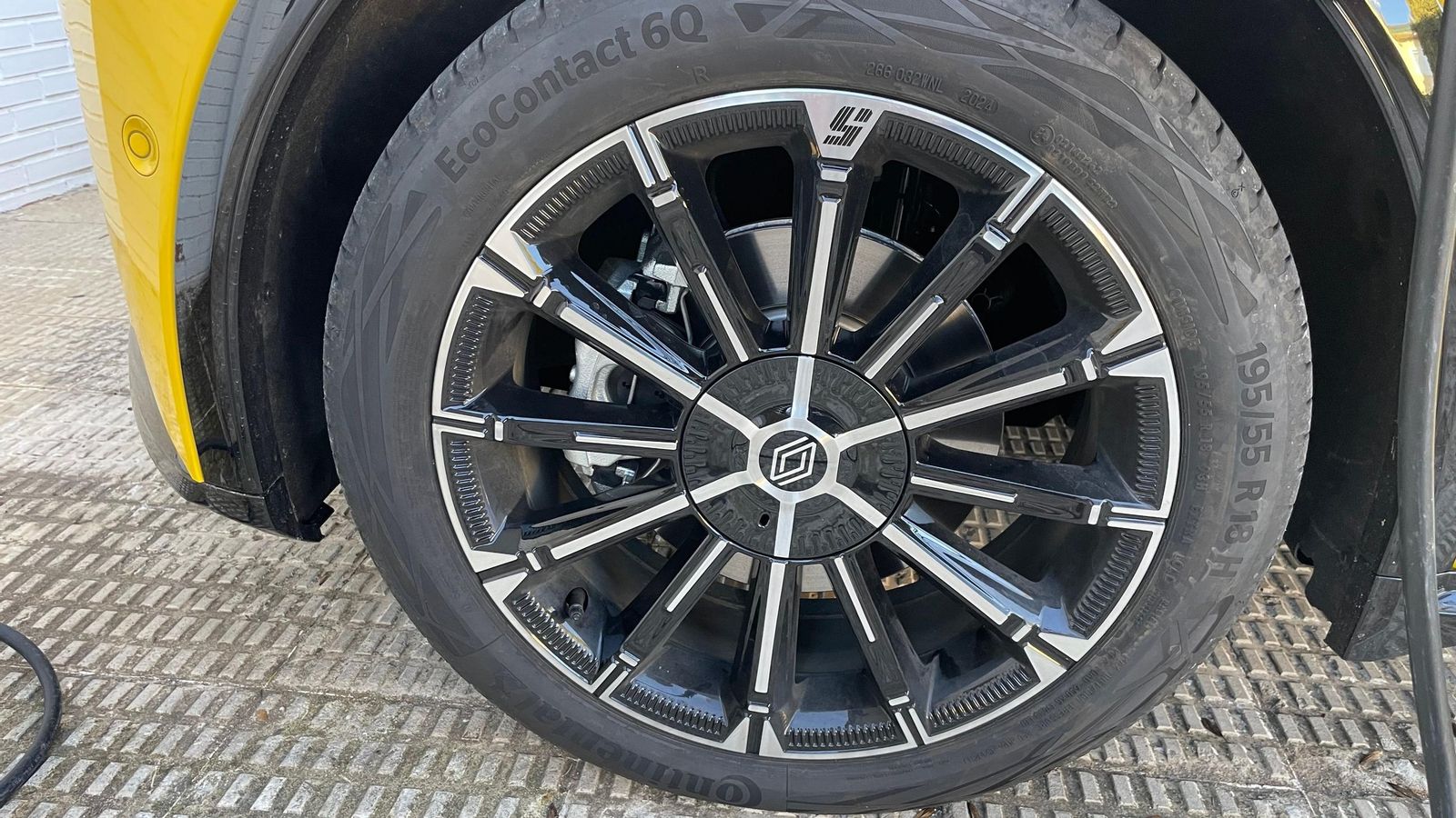 Parte de las ventajas que aporta su chasis vienen del agarre de sus neumáticos, con muy buen agarre en seco y mojado.