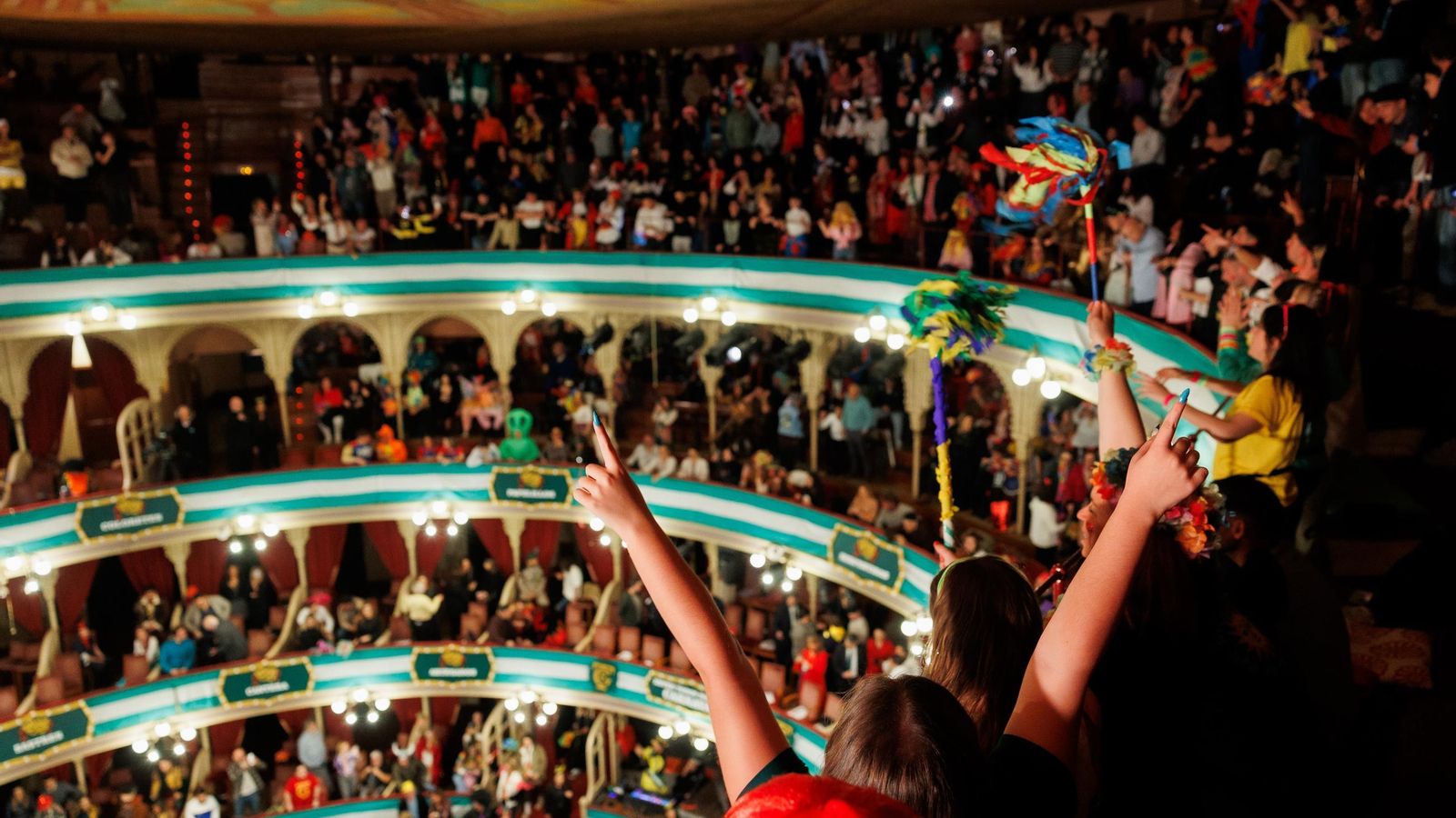 Búscate entre las mejores imágenes de la final del COAC 2025 del Carnaval de Cádiz