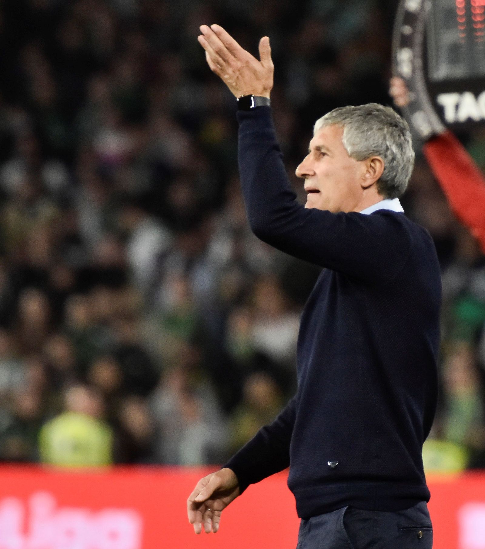 Quique Setién, desde la banda del Villamarín.