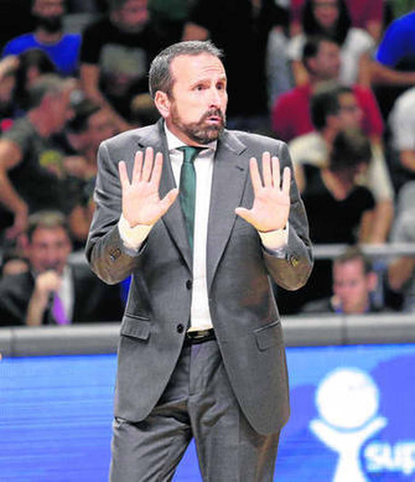 Joan Plaza gesticula durante el partido ante el Barça.