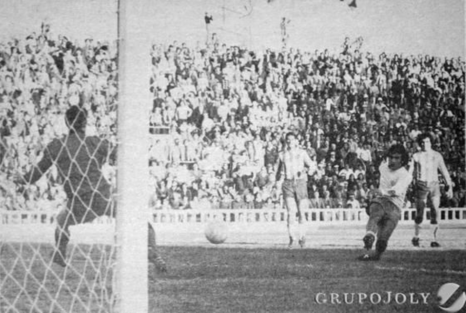 Uno de los tantos anotados por Blanco con la camiseta amarilla.