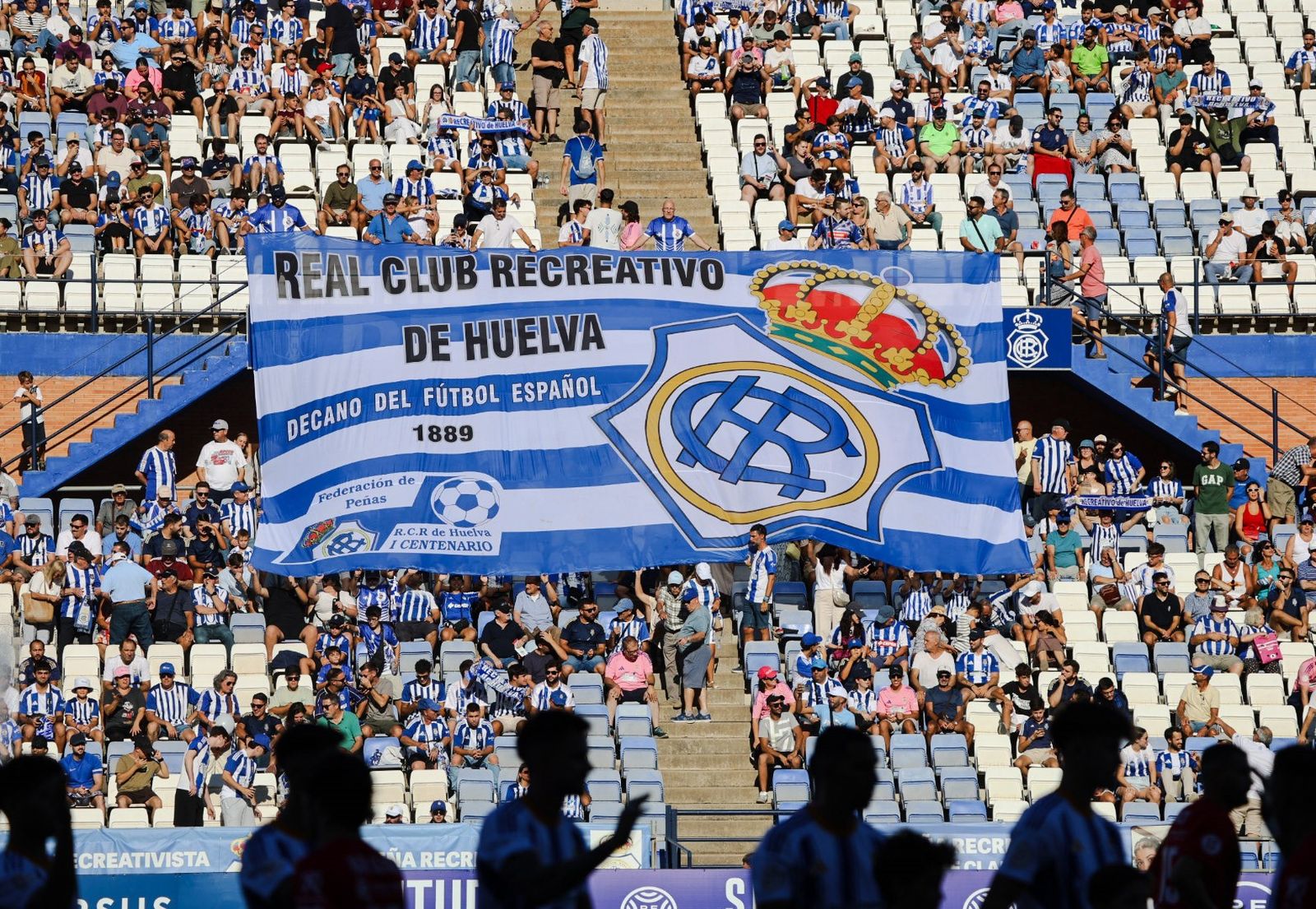 Aficionados despliegan una bandera en el primer partido en casa.