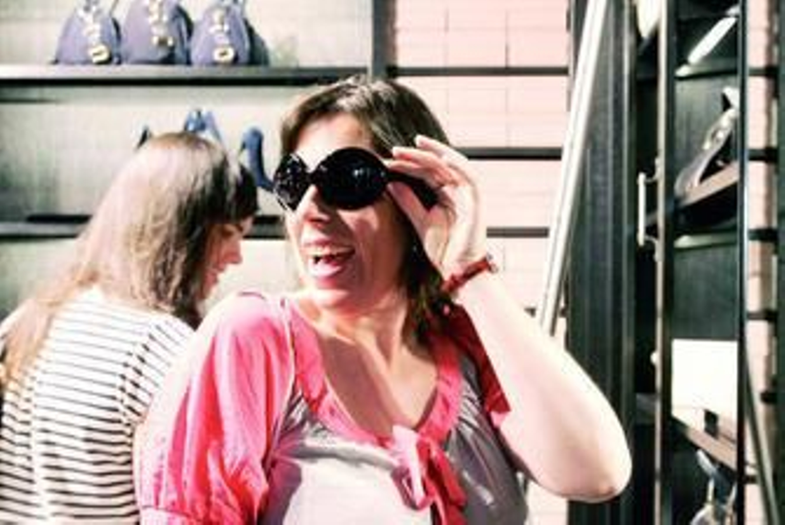 Una chica se prueba unas gafas en una tienda Uterqüe.