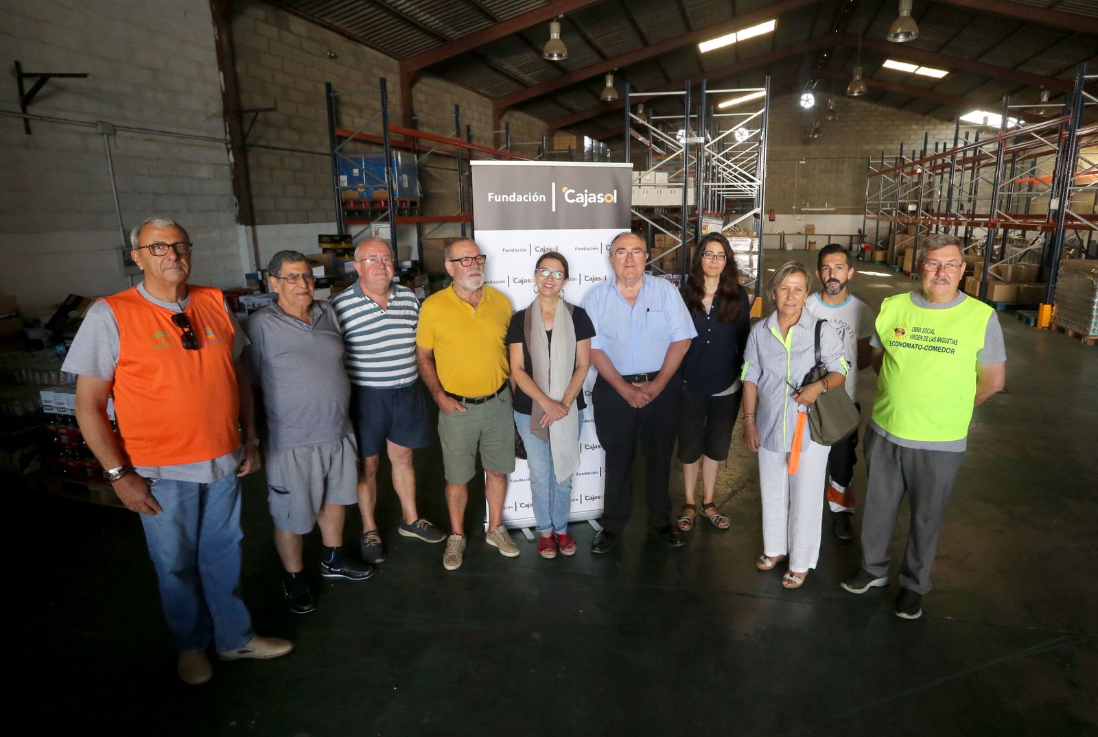 Las imágenes del Reparto de alimentos a entidades sociales del Banco de Alimentos y la Fundación Cajasol