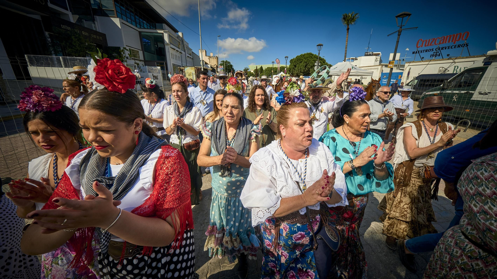 El embarque de las hermandes rocieras de Cádiz en Bajo de Guía