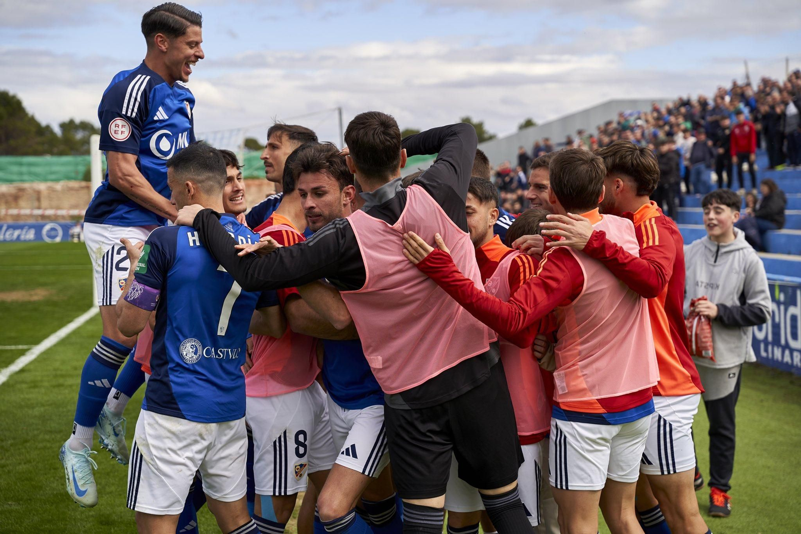 El plantel azulillo celebra un tanto de la pasada campaña.