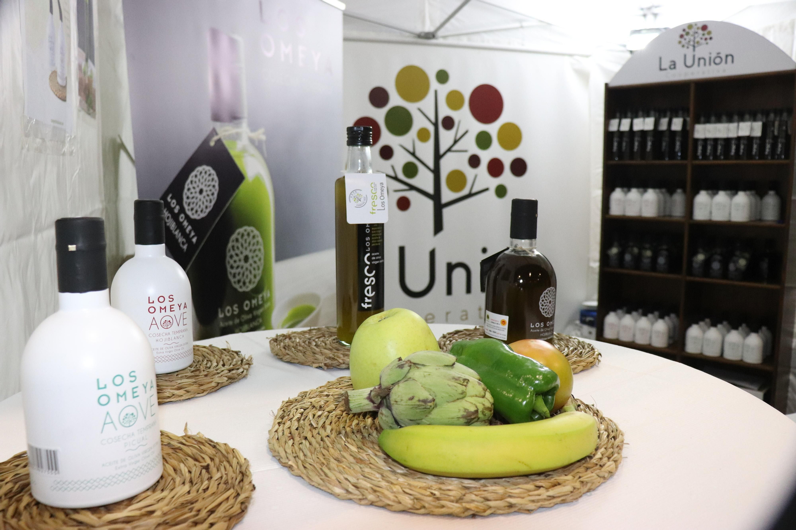 Muestra de aceites de un estand de la Feria del Aceite Nuevo de Montilla.