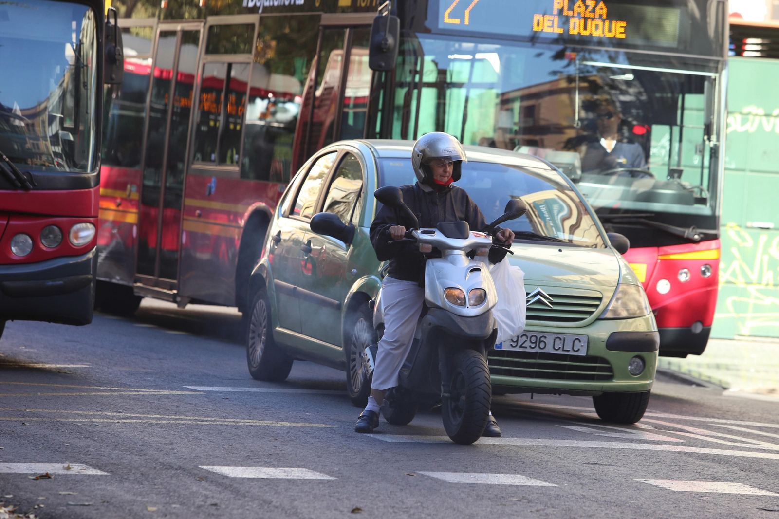 Varios coches por una avenida de Sevilla
