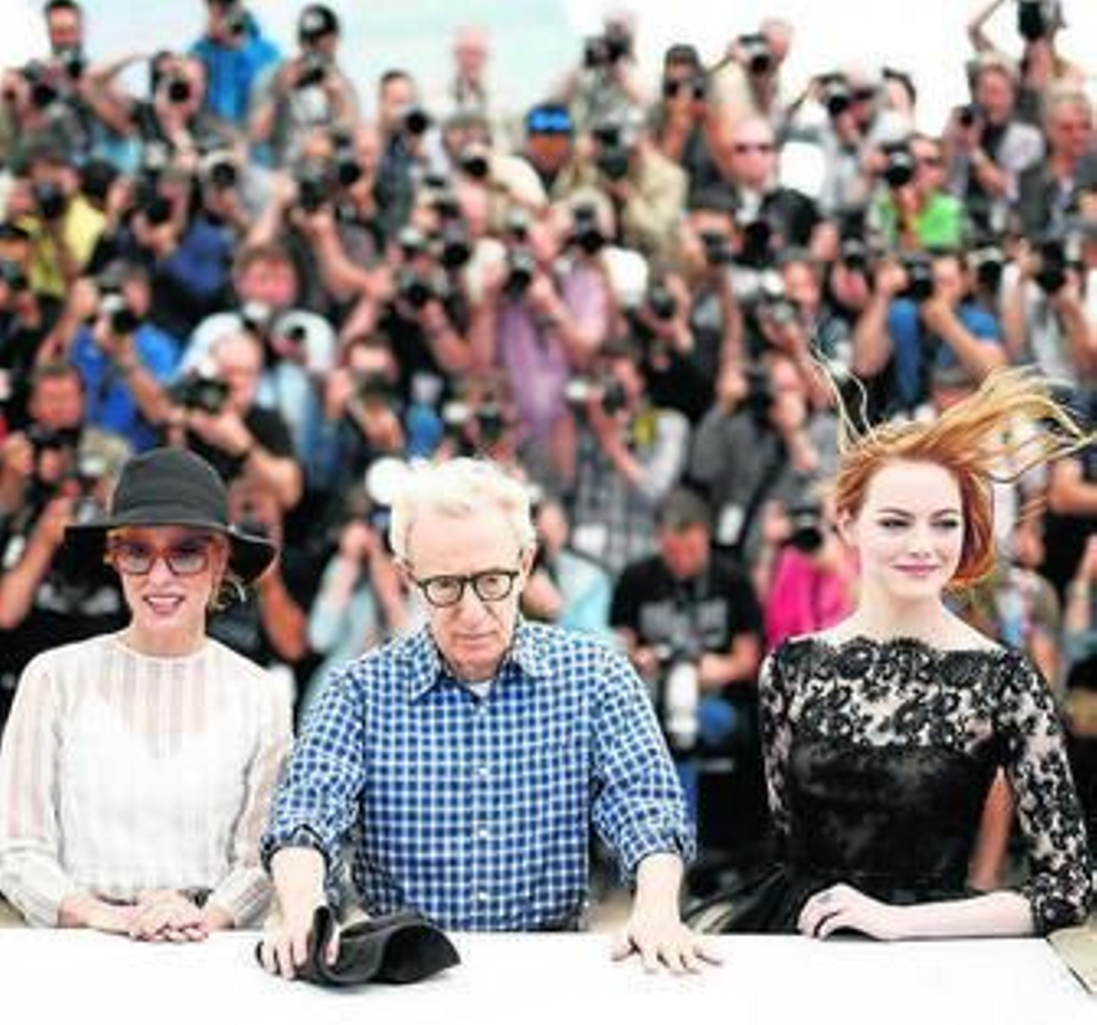 Woody Allen, entre Emma Stone y Parker Posey, ayer, en Cannes.
