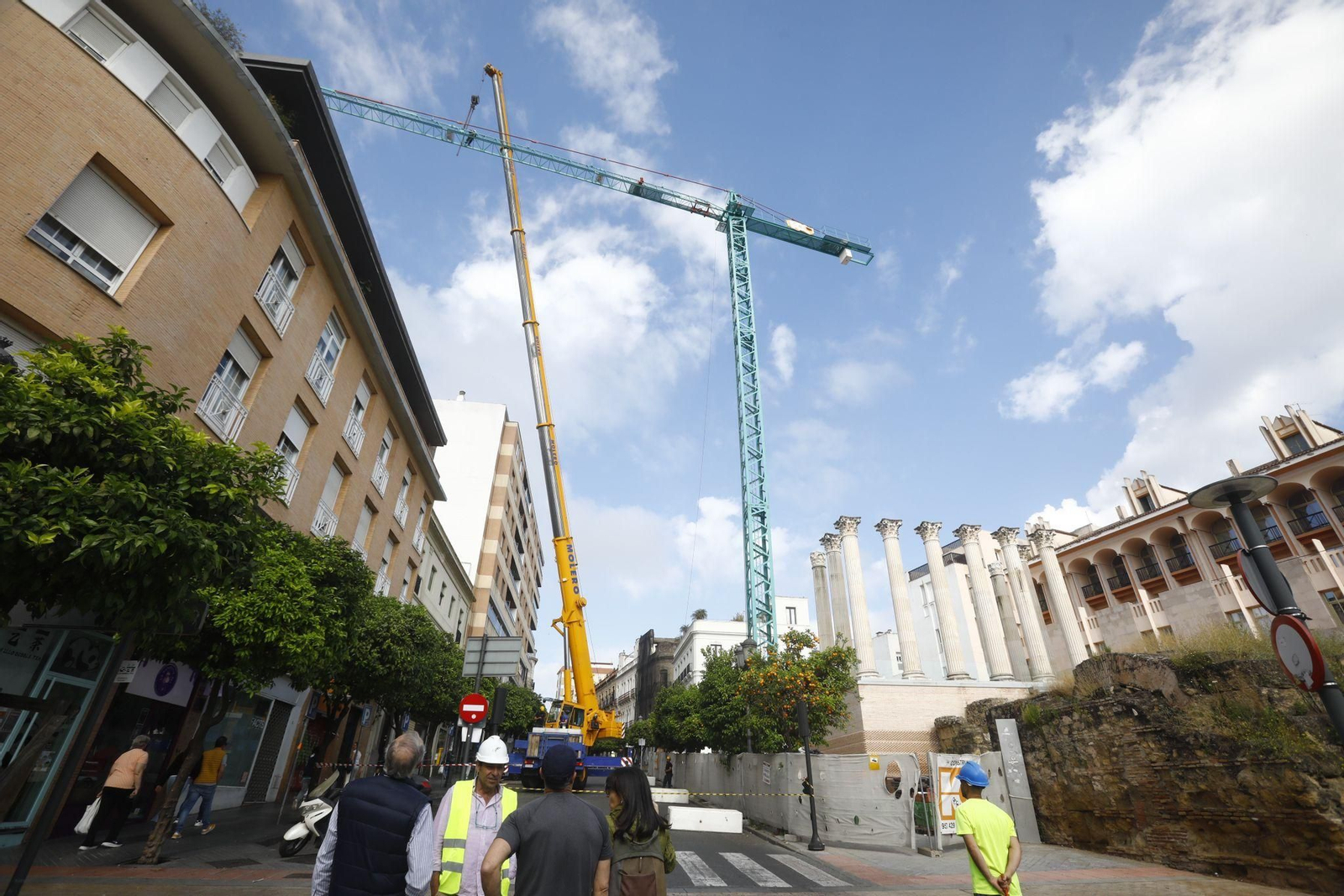 La retirada de la grúa del Templo Romano de la calle Claudio Marcelo, en imágenes