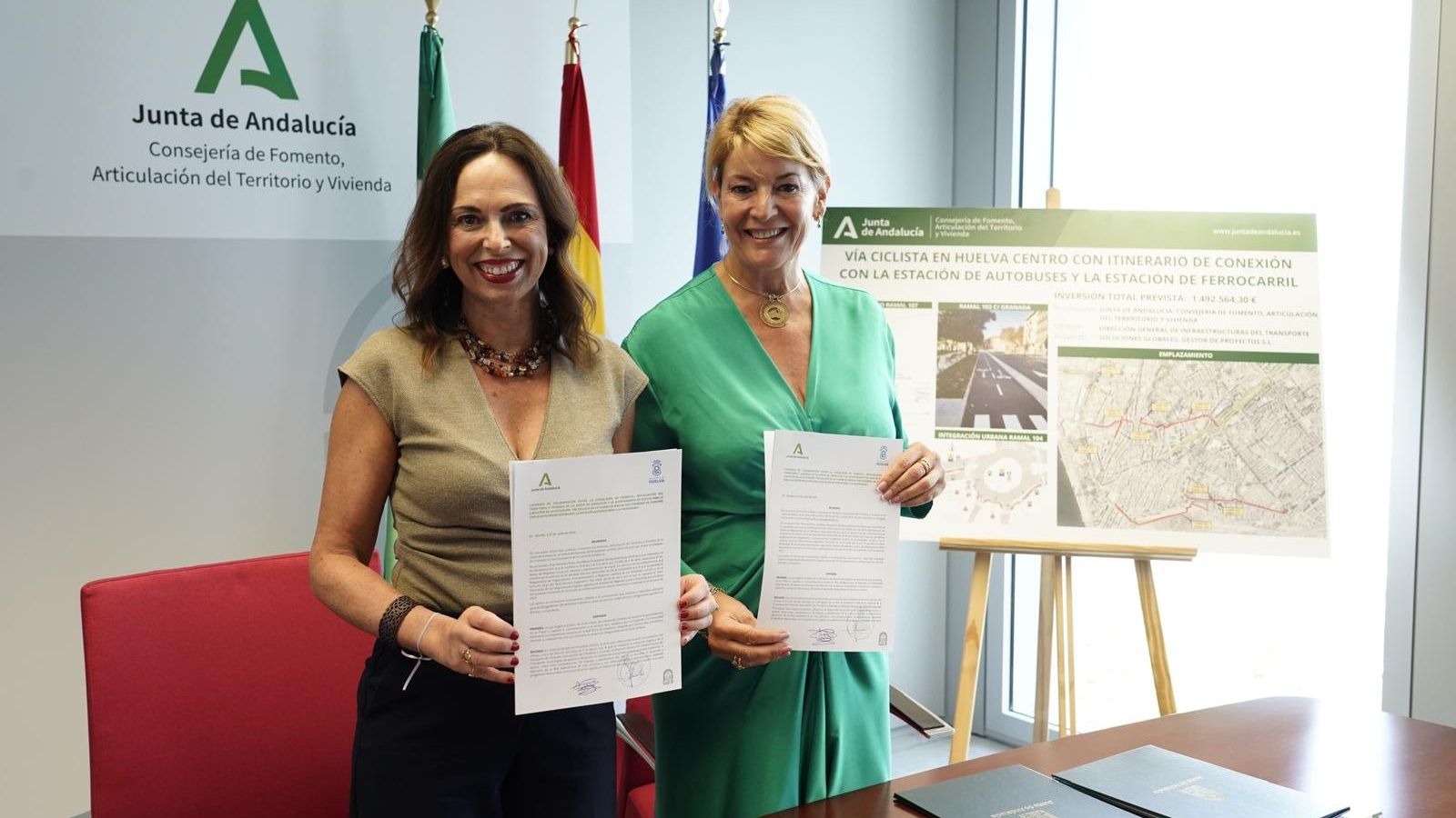 La consejera y la alcaldesa de Huelva.