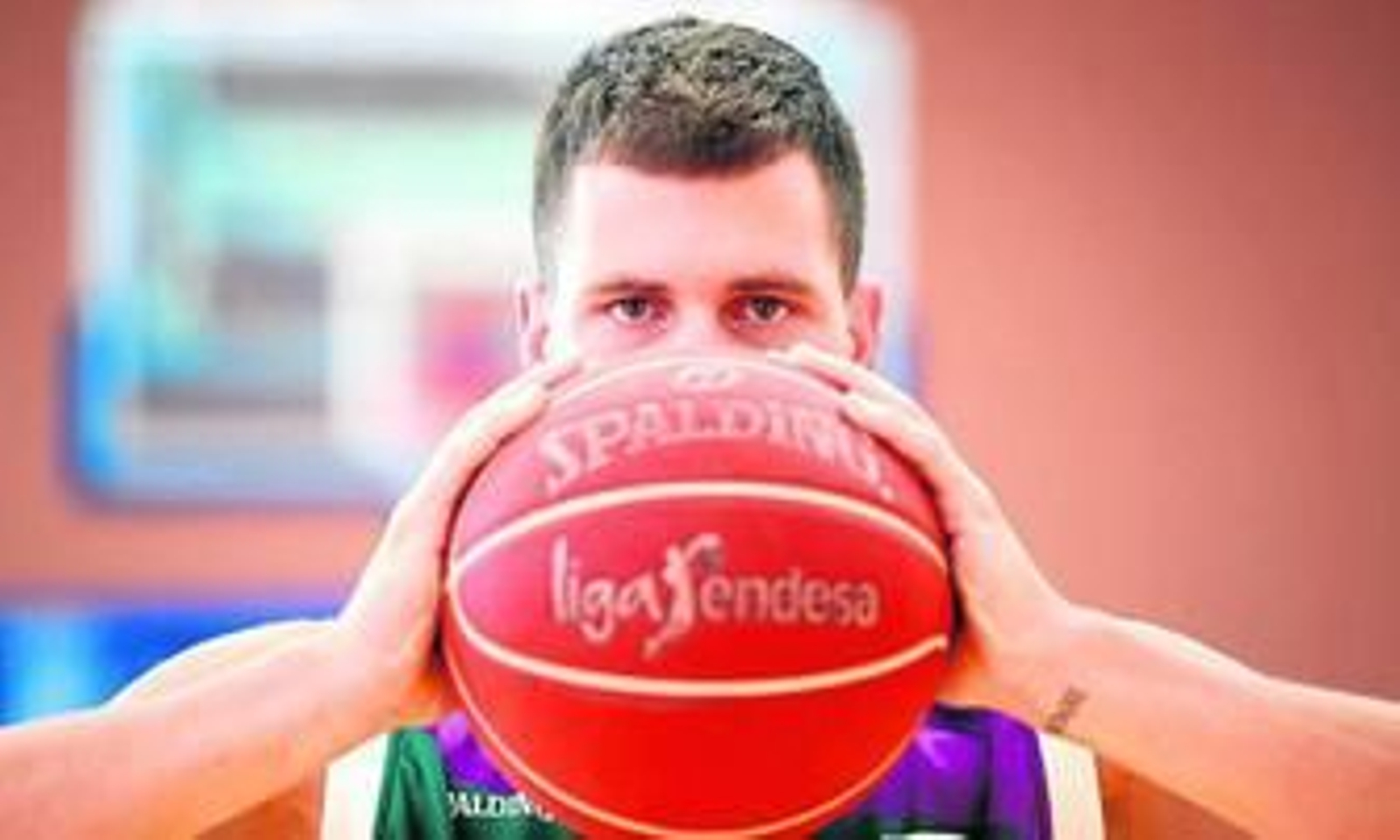 Nemanja Nedovic posa en la pista auxiliar del Martín Carpena.