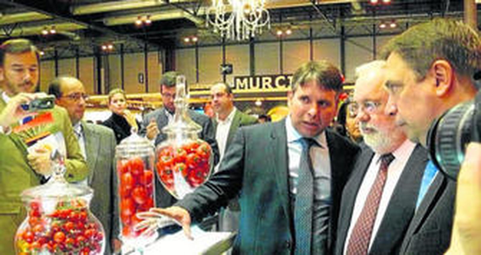 El presidente de CASI, José María Andújar, muestra a Arias Cañete y el consejero Luis Planas sus productos.