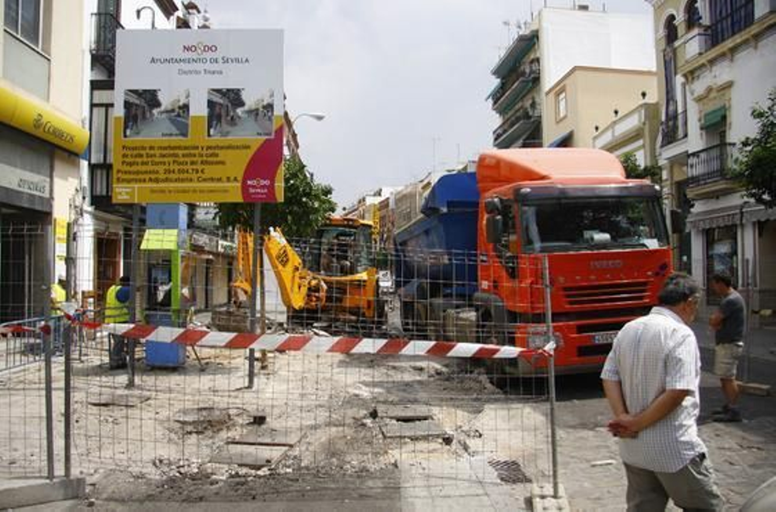 Los operarios ya han comenzado con los trabajos para peatonalizar la calle San Jacinto.

Foto: Belén Vargas