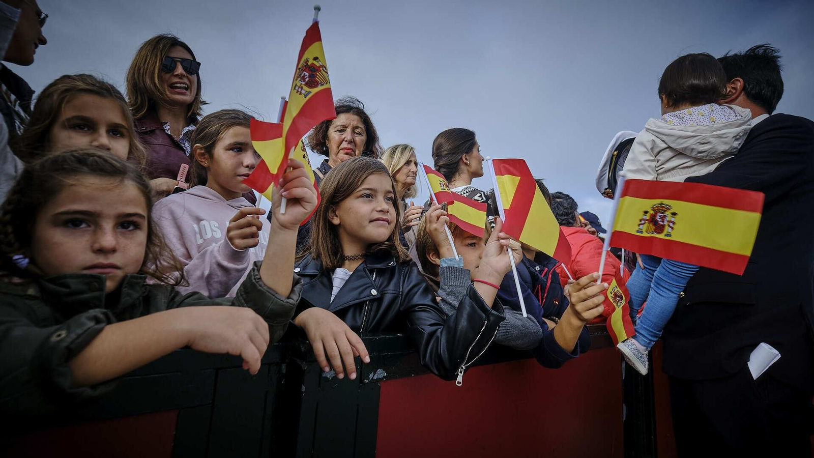 El buque escuela 'Juan Sebastián de Elcano' inicia su crucero de instrucción desde el muelle de Cádiz.