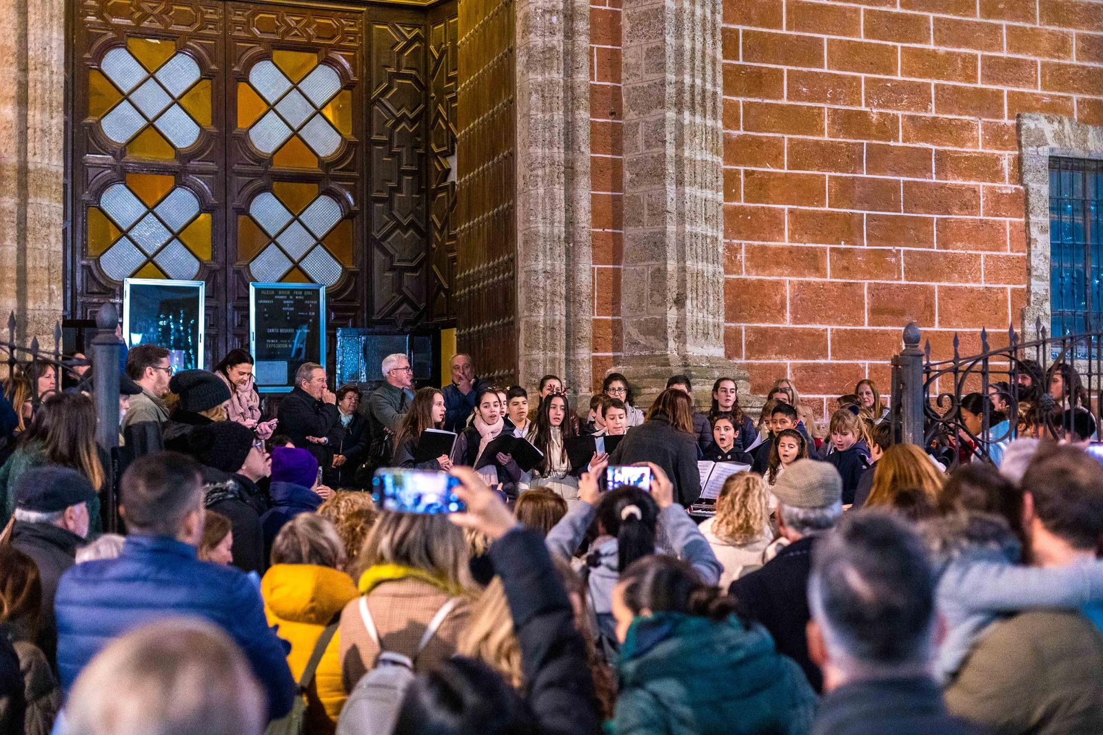Bendecido el belén 'clásico' de San Fernando en el cancel de la Iglesia Mayor