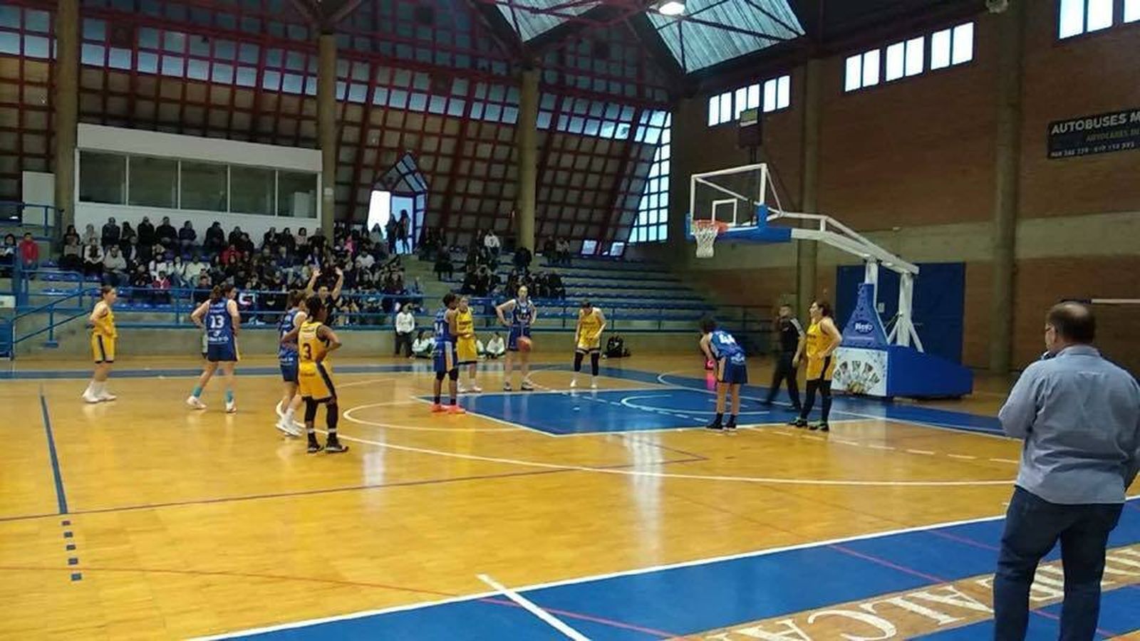 Imagen durante el lanzamiento de un tiro libre.