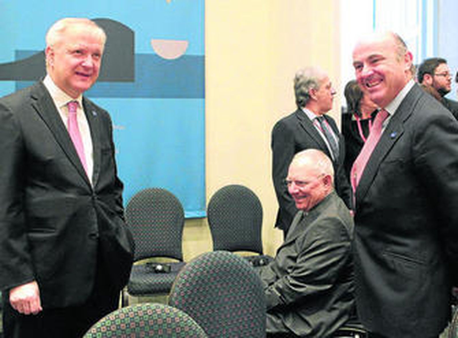 El vicepresidente de la Comisión Europea, Olli Rehn, el ministro alemán de Finanzas, Wolfgang Schäuble, y el ministro español de Economía, Luis de Guindos, ayer, en la reunión del Ecofín en Atenas.