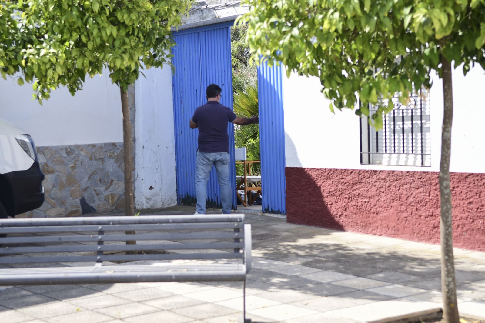 Un agente de la Policía Judicial sale del patio donde fue hallado el cadáver.