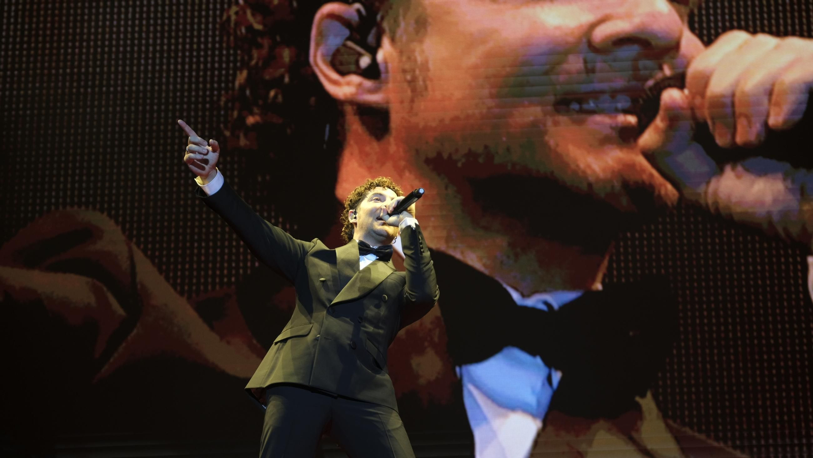 David Bisbal enamora a su Almería en el inicio de la gira 'Todo es Posible en Navidad', en fotografías