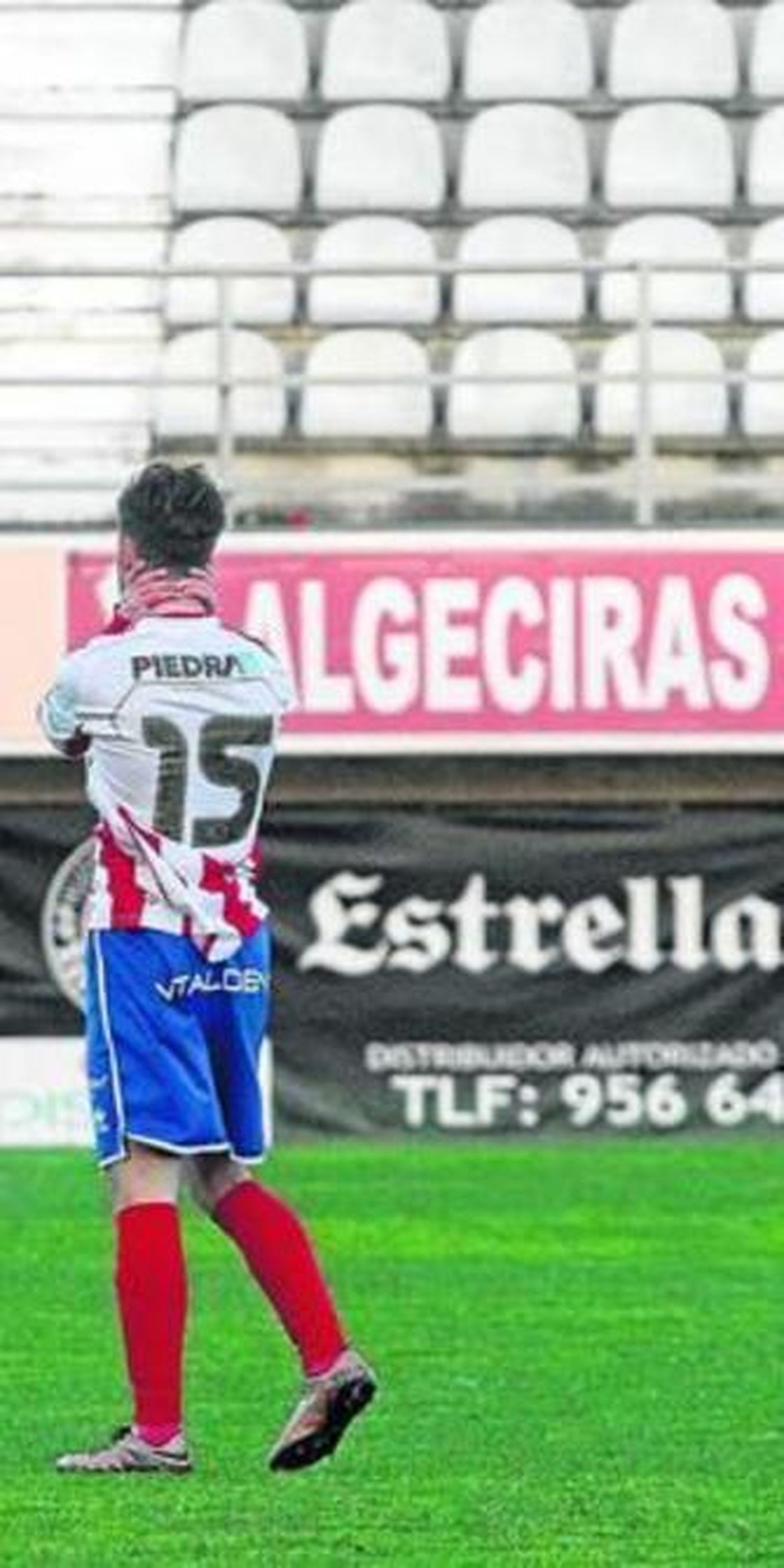 Santi Luque, uno de los castigados albirrojos, se lamenta el domingo.