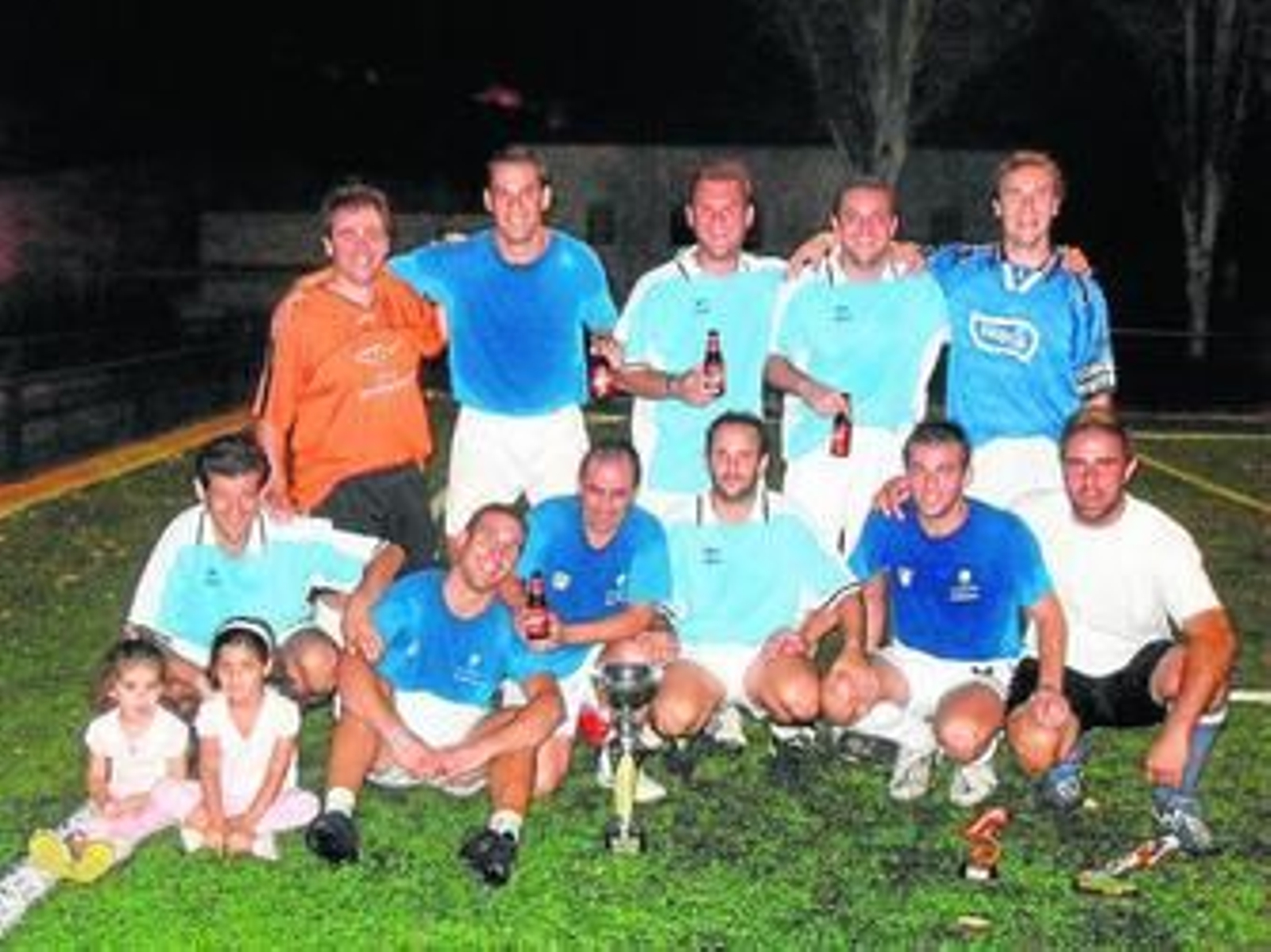 El equipo campeón Lo que nadie quiere, con el trofeo.