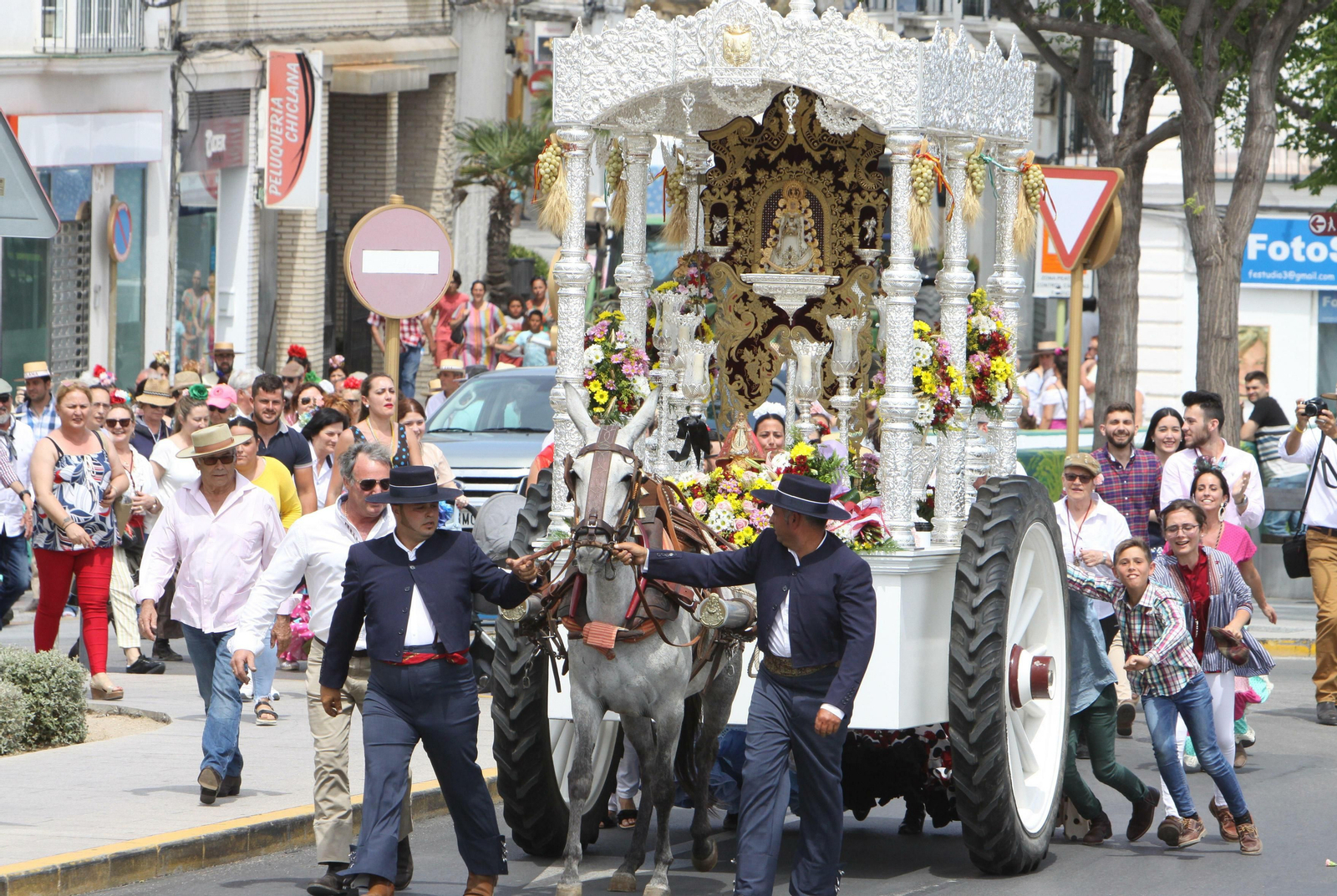 Salida de la Hermandad del Rocío de Chiclana