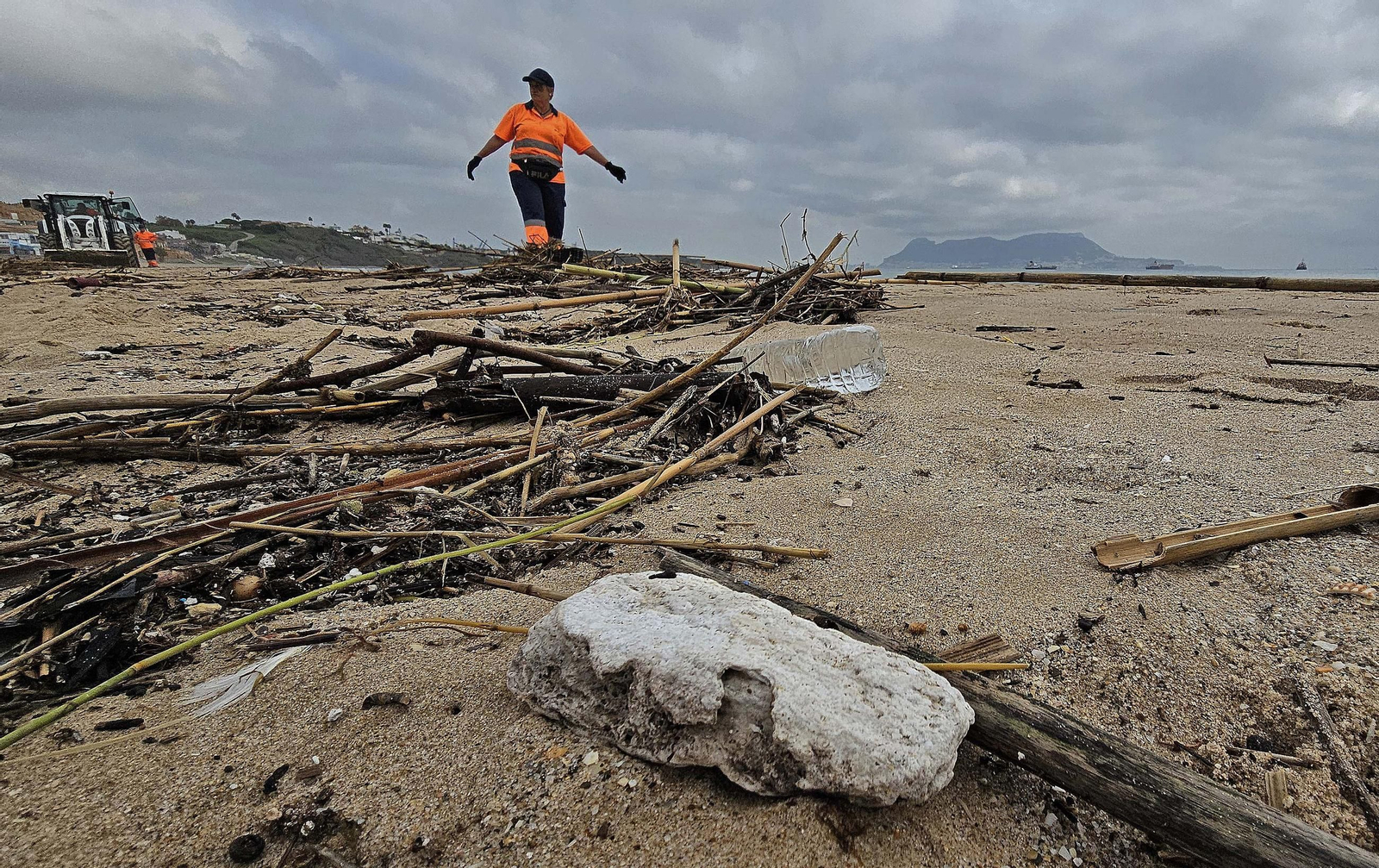 Fotos de la limpieza de las bolas blancas en la playa de Getares en Algeciras