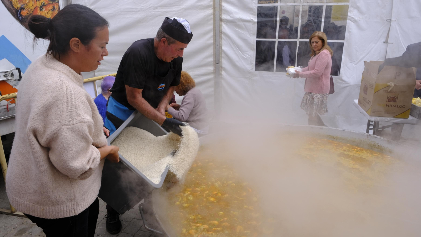 Imágenes de la procesión y paella solidaria en las Fiestas de Abla