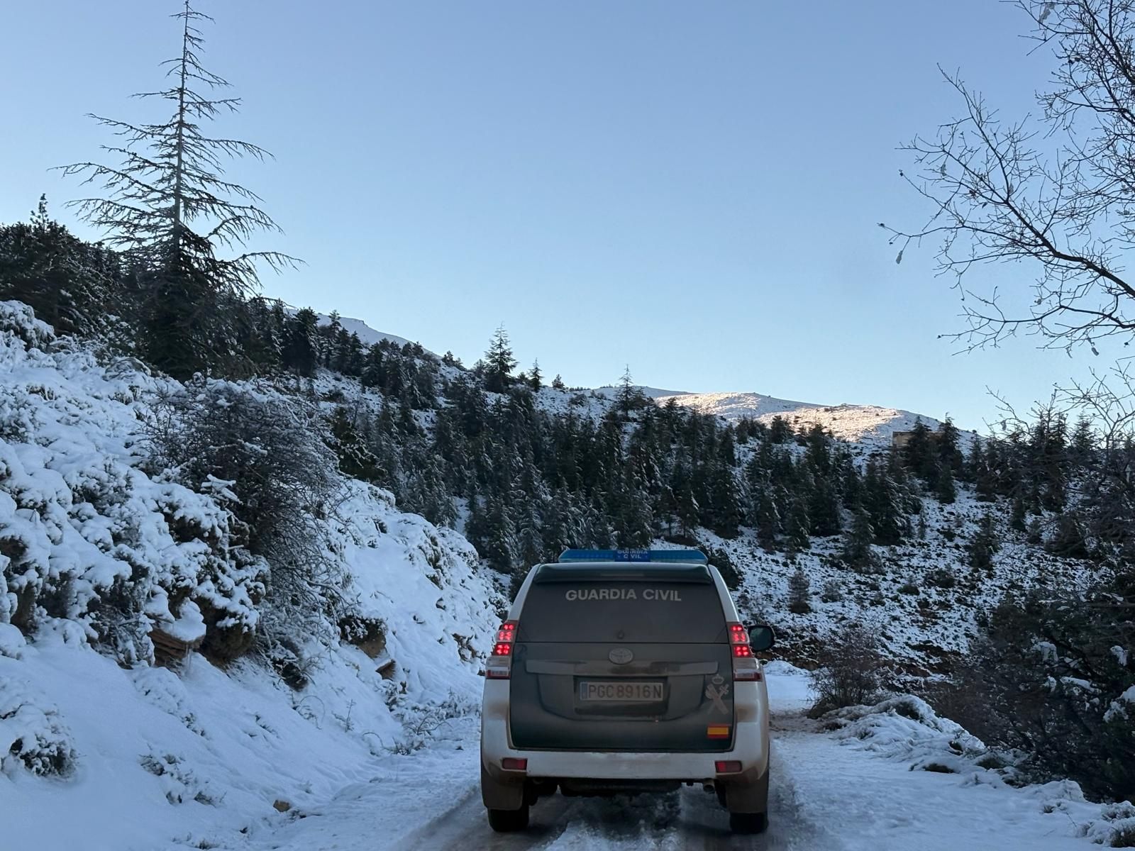 Rescate bajo cero en Almería: cuatro personas son evacuadas tras averiarse su coche en plena sierra