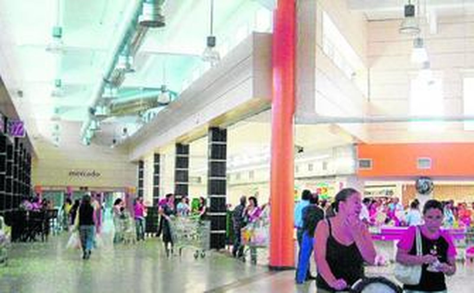 Interior del mercado de abastos de Utrera, donde convive el comerciante tradicional y la gran superficie.