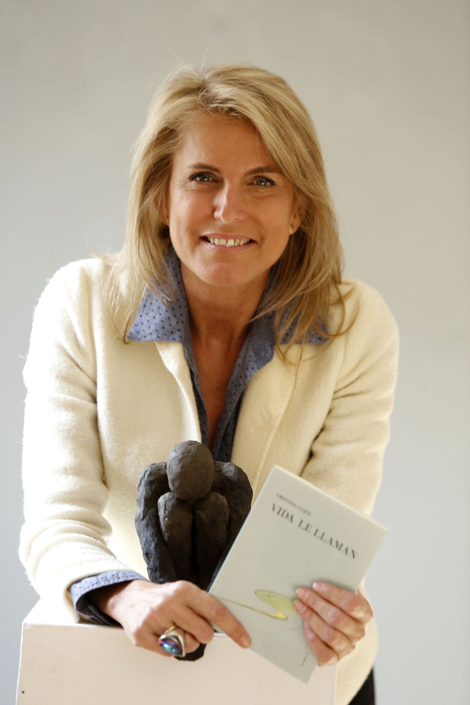 Cristina Luque posa con su libro tras la entrevista en 'ArteaDiario', junto a una escultura de Lola Jiménez.