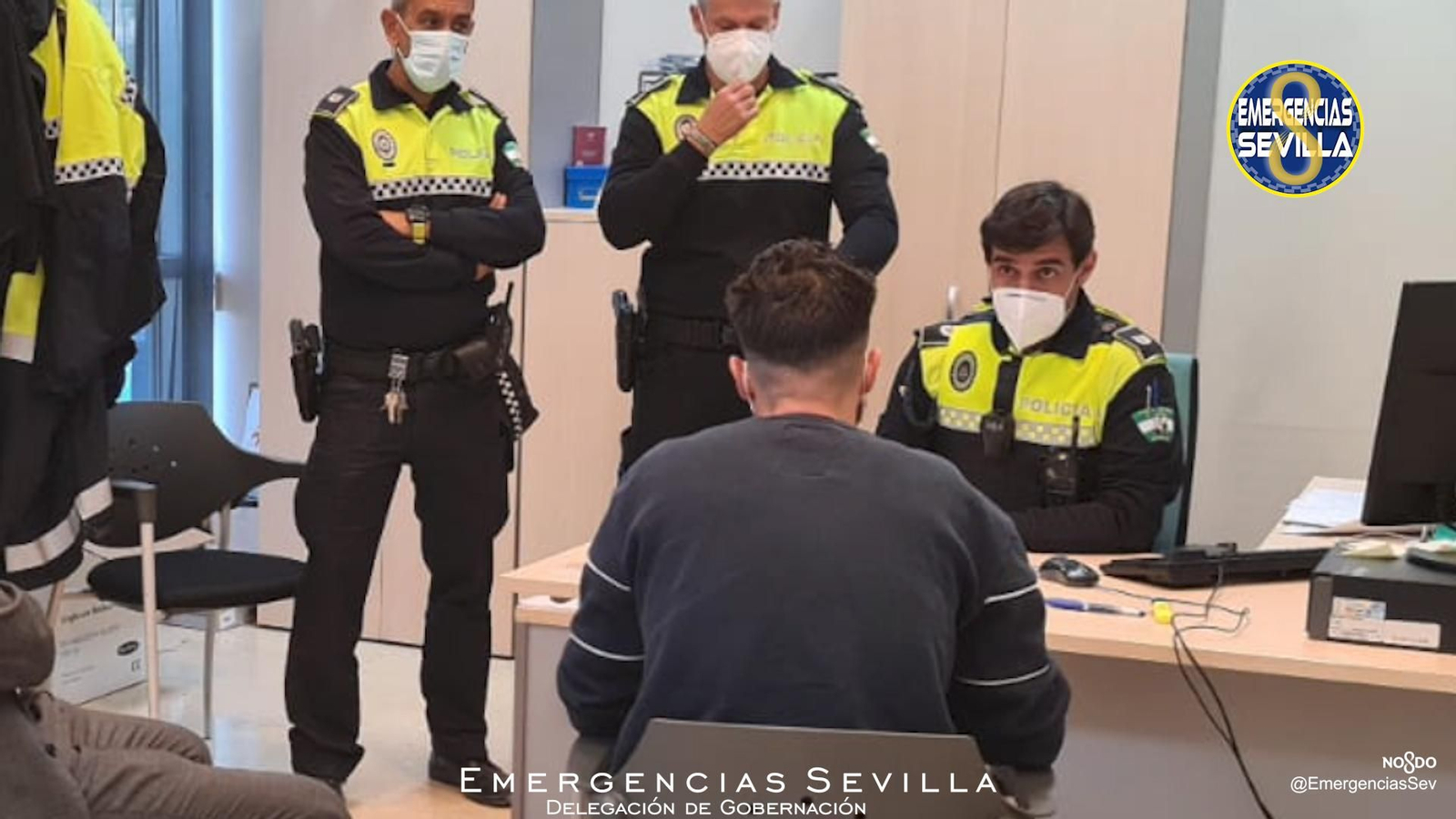 El conductor detenido, en la Jefatura de la Policía Local.
